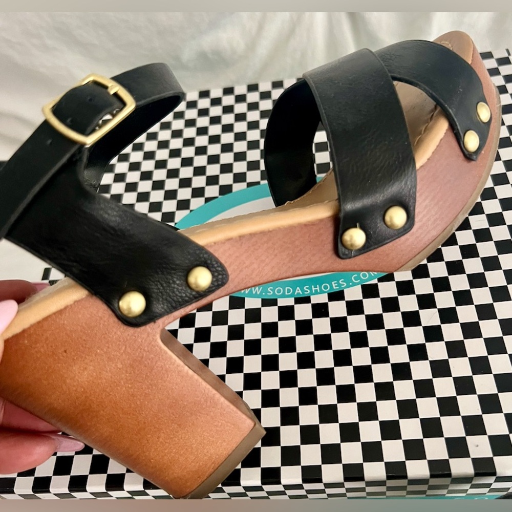 👑✅PRICE FIRM✅Black and Brown Strappy Studded Sandals - Picture 3 of 16